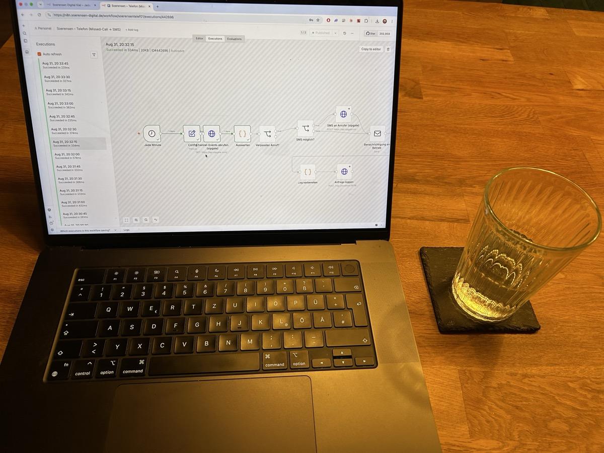 Abends am Küchentisch: Laptop mit soerensen-digital.de geöffnet